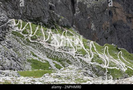 Sehr steiler Zickzackpfad, der im Sommer ohne Menschen die dolomiten hinauf auf die europäischen alpen führt Stockfoto