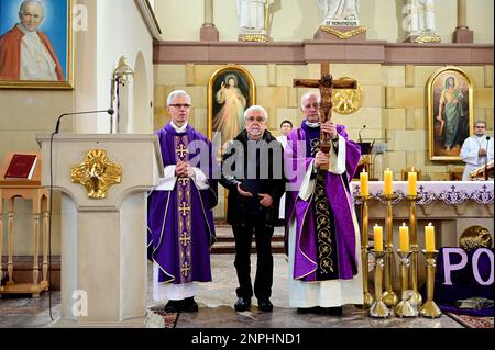 Ein Kruzifix von Oskar Wache vereint Deutsche und Polen. Görlitz/Zgorzelec. Eine der katholischen Sankt-Bonifatius-Kirche in der heutigen ulica Emilii P. Stockfoto