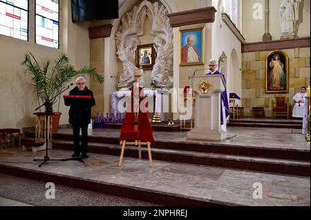 Ein Kruzifix von Oskar Wache vereint Deutsche und Polen. Görlitz/Zgorzelec. Eine der katholischen Sankt-Bonifatius-Kirche in der heutigen ulica Emilii P. Stockfoto