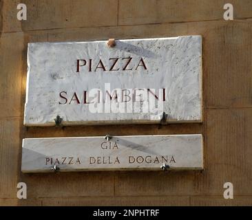 Der italienische Name des Platzes heißt PIAZZA SALIMBENI in der Toskana Stockfoto