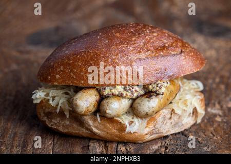 gegrillte nürnberger Würstchen in einem Brötchen Stockfoto