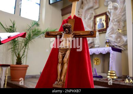 Ein Kruzifix von Oskar Wache vereint Deutsche und Polen. Görlitz/Zgorzelec. Eine der katholischen Sankt-Bonifatius-Kirche in der heutigen ulica Emilii P. Stockfoto