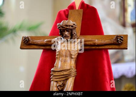Ein Kruzifix von Oskar Wache vereint Deutsche und Polen. Görlitz/Zgorzelec. Eine der katholischen Sankt-Bonifatius-Kirche in der heutigen ulica Emilii P. Stockfoto