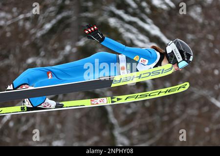 Planica, Slowenien. 26. Februar 2023. Nordic Ski: Weltmeisterschaft: Kombiniert, Team, gemischt, normal Hill, Sprung, Lisa Hirner aus Osterreich in Aktion. Kredit: Daniel Karmann/dpa/Alamy Live News Stockfoto