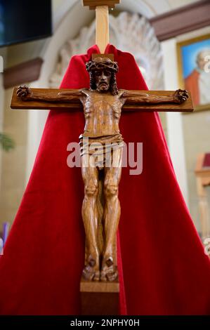 Ein Kruzifix von Oskar Wache vereint Deutsche und Polen. Görlitz/Zgorzelec. Eine der katholischen Sankt-Bonifatius-Kirche in der heutigen ulica Emilii P. Stockfoto