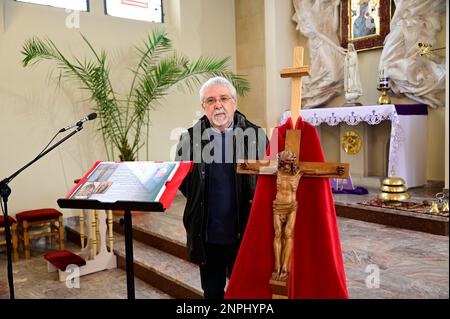 Ein Kruzifix von Oskar Wache vereint Deutsche und Polen. Görlitz/Zgorzelec. Eine der katholischen Sankt-Bonifatius-Kirche in der heutigen ulica Emilii P. Stockfoto