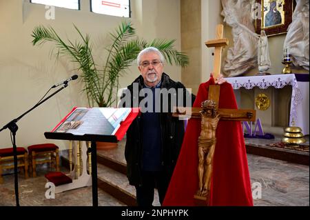 Ein Kruzifix von Oskar Wache vereint Deutsche und Polen. Görlitz/Zgorzelec. Eine der katholischen Sankt-Bonifatius-Kirche in der heutigen ulica Emilii P. Stockfoto