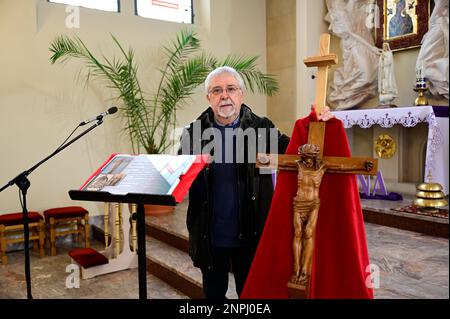 Ein Kruzifix von Oskar Wache vereint Deutsche und Polen. Görlitz/Zgorzelec. Eine der katholischen Sankt-Bonifatius-Kirche in der heutigen ulica Emilii P. Stockfoto
