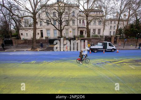 London, England, Großbritannien. 23. Februar 2023. Aktivisten malten vor der Botschaft der Russischen Föderation in London in Farben der ukrainischen Flagge vor dem ersten Jahrestag der russischen Invasion der Ukraine Straßen. (Kreditbild: © Tayfun Salci/ZUMA Press Wire) NUR REDAKTIONELLE VERWENDUNG! Nicht für den kommerziellen GEBRAUCH! Stockfoto