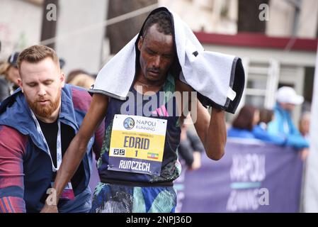 Neapel, Italien. 26. Februar 2023. Neapel City Halbmarathon, Muktar Edris World Champion in London im Jahr 2017 und in Dhoa im Jahr 2019 für die fünftausend Meter gewinnen Sie die zehnte Ausgabe des City Halbmarathons von Neapel mit einer Zeit von 27 Stunden. (Foto: Pasquale Gargano/Pacific Press) Kredit: Pacific Press Media Production Corp./Alamy Live News Stockfoto