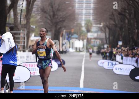 Neapel, Italien. 26. Februar 2023. Neapel City Halbmarathon, Muktar Edris World Champion in London im Jahr 2017 und in Dhoa im Jahr 2019 für die fünftausend Meter gewinnen Sie die zehnte Ausgabe des City Halbmarathons von Neapel mit einer Zeit von 27 Stunden. (Foto: Pasquale Gargano/Pacific Press) Kredit: Pacific Press Media Production Corp./Alamy Live News Stockfoto