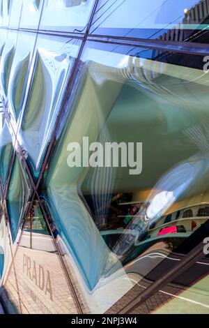 Prada Aoyama store in Tokyo. 6-stöckiges Gebäude aus Glas Kristall rautenförmige Glas. Nahaufnahme von Glasscheiben mit verzerrten Blick auf den Innenraum. Stockfoto