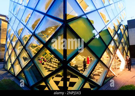 Prada Aoyama store, Tokio. Ein Glas Kristall Gebäude aus Rautenförmigen-Scheiben, beleuchtet, Nacht. In der Nähe der Ecke des Gebäudes. Stockfoto