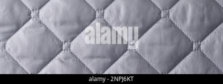 Quadernaht auf silbergrauem Stoff Nahaufnahme Stockfoto