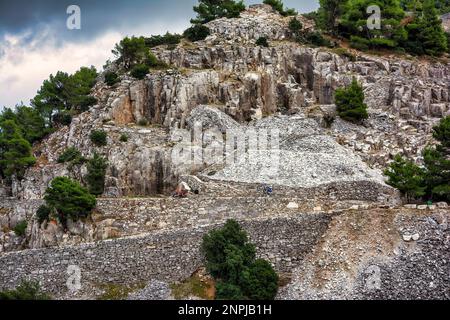 Teil eines verlassenen Penteli-Marmorbruchs in Attika, Griechenland. Penteli ist ein Berg, 18 km nördlich von Athen, von dem aus Stein für die Knackis geliefert wurde Stockfoto