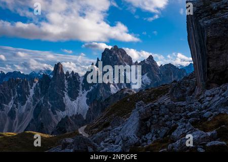 Die felsigen Gipfel des Berges Cadini di Misurina, von oben gesehen von der Berghütte Rifugio Lavaredo im Tre Cime Naturpark. Stockfoto