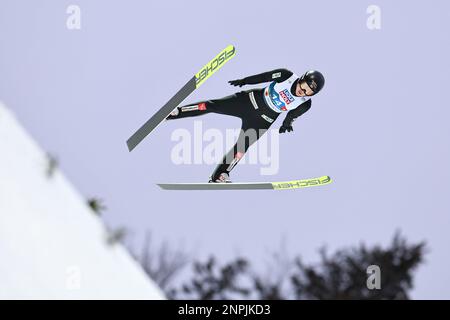 26. Februar 2023, Slowenien, Planica: Nordisches Skifahren: Weltmeisterschaften, Skispringen - Team Jumping gemischt, 1. Runde. Anna Odine Stroem aus Norwegen in Aktion. Foto: Daniel Karmann/dpa Stockfoto