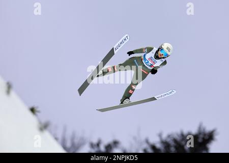 26. Februar 2023, Slowenien, Planica: Nordisches Skifahren: Weltmeisterschaften, Skispringen - Team Jumping gemischt, 1. Runde. Chiara Kreuzer aus Österreich in Aktion. Foto: Daniel Karmann/dpa Stockfoto