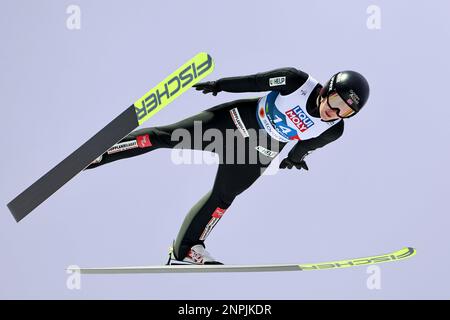 26. Februar 2023, Slowenien, Planica: Nordisches Skifahren: Weltmeisterschaften, Skispringen - Team Jumping gemischt, 1. Runde. Anna Odine Stroem aus Norwegen in Aktion. Foto: Daniel Karmann/dpa Stockfoto