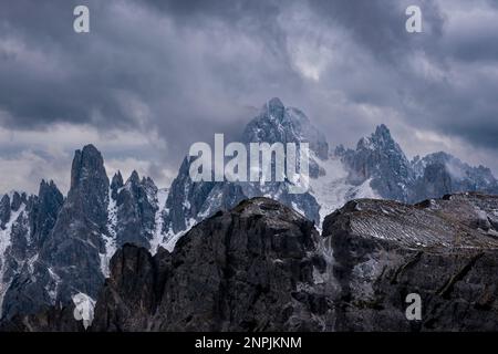 Die felsigen Gipfel des Berges Cadini di Misurina, teilweise von Wolken umhüllt und mit frischem Schnee bedeckt. Stockfoto