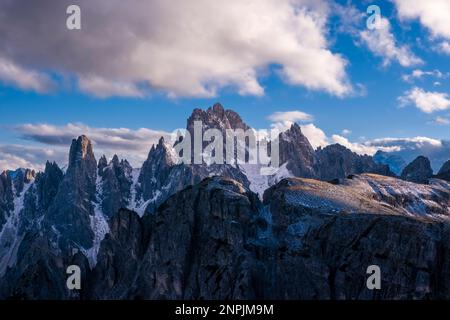 Die felsigen Gipfel des Berges Cadini di Misurina, bedeckt mit frischem Schnee, bei Sonnenuntergang. Stockfoto