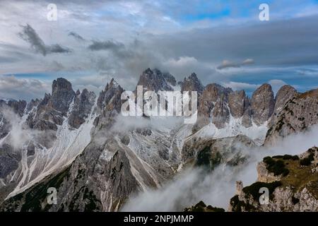 Die felsigen Gipfel des Berges Cadini di Misurina, teilweise von Wolken umhüllt und mit frischem Schnee bedeckt. Stockfoto