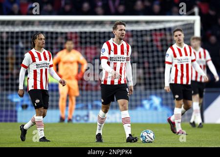 EINDHOVEN – (LR) Xavi Simons von PSV Eindhoven, Luuk de Jong von PSV Eindhoven, Joey Veerman von PSV Eindhoven während des niederländischen Premier-League-Spiels zwischen PSV Eindhoven und FC Twente am 26. Februar 2023 im Phillips-Stadion in Eindhoven, Niederlande. ANP MAURICE VAN STONE Stockfoto