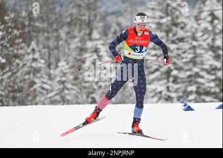 Planica, Slowenien. 26. Februar 2023. American Julia Kern auf dem Weg zur Bronzemedaille im Teamsprung bei den FIS Nordic Ski World Championships 2023 in Planica, Slowenien, am 26. Februar 2023 mit ihrer Teamkollegin Jessie Diggins. John Lazenby/Alamy Live News Kredit: John Candler Lazenby/Alamy Live News Stockfoto