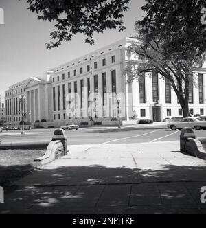 1960er, historisch, Außenansicht aus dieser Ära des Rayburn House, einem Bürogebäude des Repräsentantenhauses, Washington DC, USA. Das dritte Gebäude, das für Mitarbeiter des US-Repräsentantenhauses errichtet wurde, wurde 1965 fertiggestellt. Stockfoto