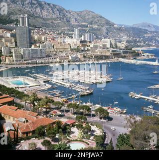 1960er, historisch, Monaco, Blick auf Port Herkules, den einzigen Tiefseehafen im Fürstentum und seit der Antike genutzt. Der moderne Hafen mit Liegeplätzen für Hunderte von Booten befindet sich im Stadtteil La Condamine und wurde 1926 erbaut. Stockfoto