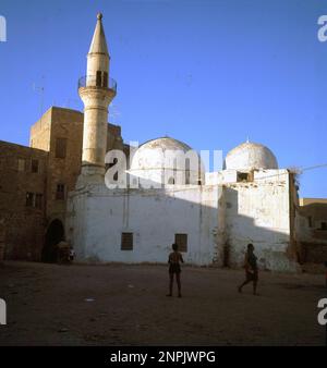 1960er, historisch, Außenansicht aus dieser Ära der Weißen Moschee von Acre, Israel, in der El-Jazzar Straße innerhalb der Mauern der Altstadt. Auch bekannt als el-Jazzar-Moschee. Stockfoto