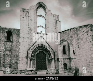 Lissabon, Portugal. Seiteneingang zum Convento da Ordem do Carmo oder dem Kloster unserer Lieben Frau vom Berg Carmel, das 1389 gegründet wurde. Das Kloster war es Stockfoto