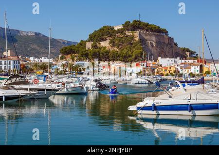 Denia, Provinz Alicante, Costa Blanca. Spanien. Das Schloss und das Ufer sehen Sie über den Yachthafen. Die Burg von Denia stammt aus der maurischen er Stockfoto