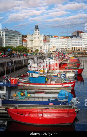 La Coruña oder A Coruña, Provinz La Coruña, Galizien, Spanien. Hafen und Avenida de la Marina mit seinen berühmten Glasbalkons dahinter. Stockfoto