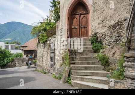 Alte Holztür eines Hauses entlang der Promenade von Merano entlang des Passirio - Bozen Provinz, Norditalien, Europa Stockfoto