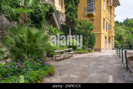 Merano in Südtirol - Blick auf die berühmte Promenade entlang des Flusses Passirio - Bozen Provinz, Norditalien, Europa Stockfoto