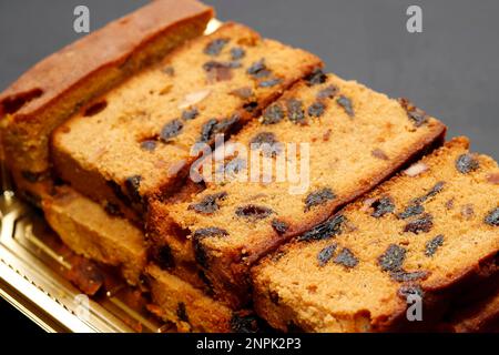 Nahaufnahme: Weihnachtlicher Trockener Obstkuchen Im Dunklen Hintergrund Stockfoto