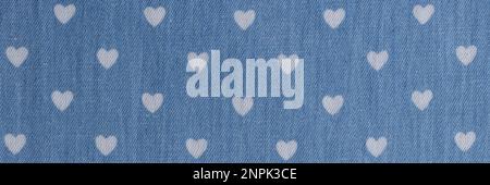 Hintergrund von weißen Zeichnungen von Herzen auf blauem Stoffhintergrund Stockfoto
