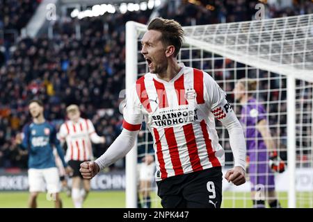 EINDHOVEN – Luuk de Jong von PSV Eindhoven feiert die 2-1. Weltmeisterschaft während des niederländischen Premier-League-Spiels zwischen PSV Eindhoven und FC Twente am 26. Februar 2023 im Phillips-Stadion in Eindhoven, Niederlande. ANP MAURICE VAN STONE Stockfoto