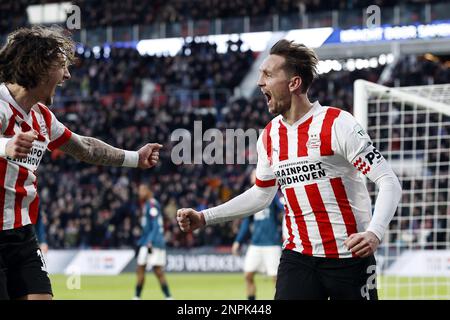 EINDHOVEN -(lr) Fabio Silva von PSV Eindhoven, Luuk de Jong von PSV Eindhoven, feiert die 2-1-Jahre während des niederländischen Premier-League-Spiels zwischen PSV Eindhoven und FC Twente am 26. Februar 2023 im Phillips-Stadion in Eindhoven, Niederlande. ANP MAURICE VAN STONE Stockfoto