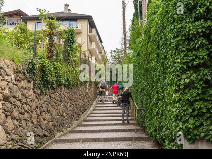 Die Tappeiner Promenade, eine der Promenaden von Merano, bietet einen großartigen Blick auf den Kurort und das Val d'Adige - Merano in Südtirol - Italien Stockfoto