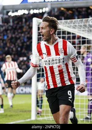 EINDHOVEN – Luuk de Jong von PSV Eindhoven feiert die 2-1. Weltmeisterschaft während des niederländischen Premier-League-Spiels zwischen PSV Eindhoven und FC Twente am 26. Februar 2023 im Phillips-Stadion in Eindhoven, Niederlande. ANP MAURICE VAN STONE Stockfoto