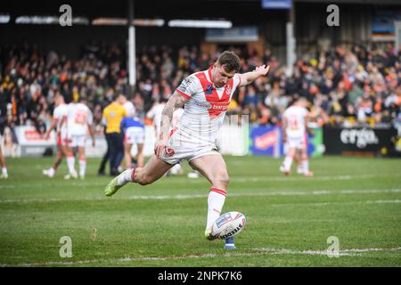 Castleford, England - 26. Februar 2023 - Mark Percival von St. Helens tritt. Rugby League Betfred Super League Runde zwei, Castleford Tigers gegen St. Helens im Mend-A-Hose Stadium, Castleford, Großbritannien Stockfoto