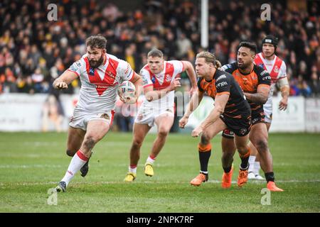 Castleford, England -26. Februar 2023 - Alex Walmsley von St. Helens durchbricht die Verteidigung der Castleford Tigers. Rugby League Betfred Super League Runde zwei, Castleford Tigers gegen St. Helens im Mend-A-Hose Stadium, Castleford, Großbritannien Stockfoto