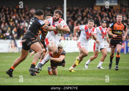 Castleford, England -26. Februar 2023 - Alex Walmsley von St. Helens durchbricht die Verteidigung der Castleford Tigers. Rugby League Betfred Super League Runde zwei, Castleford Tigers gegen St. Helens im Mend-A-Hose Stadium, Castleford, Großbritannien Stockfoto
