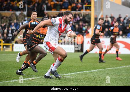 Castleford, England -26. Februar 2023 - Alex Walmsley von St. Helens durchbricht die Verteidigung der Castleford Tigers. Rugby League Betfred Super League Runde zwei, Castleford Tigers gegen St. Helens im Mend-A-Hose Stadium, Castleford, Großbritannien Stockfoto