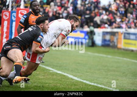 Castleford, England -26. Februar 2023 - Alex Walmsley von St. Helens erzielt einen Versuch. Rugby League Betfred Super League Runde zwei, Castleford Tigers gegen St. Helens im Mend-A-Hose Stadium, Castleford, Großbritannien Stockfoto