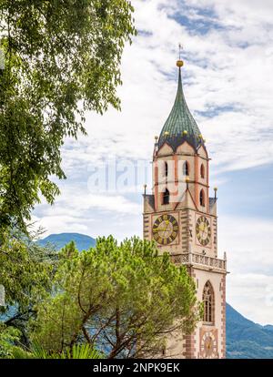 Glockenturm der Gemeindekirche der Stadt Merano - St. Nicholas-Kathedrale von Merano in Südtirol, Trentino Alto Adige, Norditalien Stockfoto