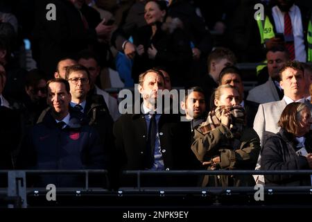 Wembley Stadium, London, Großbritannien. 26. Februar 2023. Carabao League Cup Final Football, Manchester United gegen Newcastle United; englischer Manager Gareth Southgate nimmt Platz für das Spiel Credit: Action Plus Sports/Alamy Live News Stockfoto