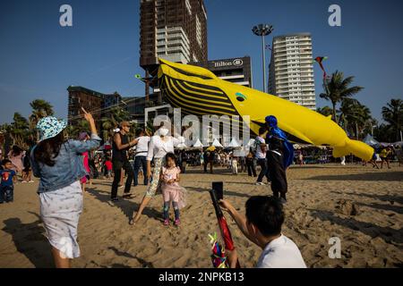 Pattaya, Thailand. 26. Februar 2023. Touristen und Einheimische genießen das Pattaya International Kite Festival in Pattaya, Thailand, am Montag, den 27. Februar 2023. Der Tourismus ist in den letzten Wochen nach Thailand zurückgekehrt, insbesondere chinesische Touristen, denen kürzlich wieder Auslandsreisen gestattet wurden. (Kreditbild: © Andre Malerba/ZUMA Press Wire) NUR REDAKTIONELLE VERWENDUNG! Nicht für den kommerziellen GEBRAUCH! Stockfoto